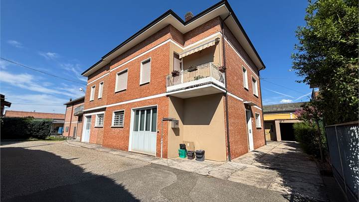 Villa composta da laboratorio e abitazione
